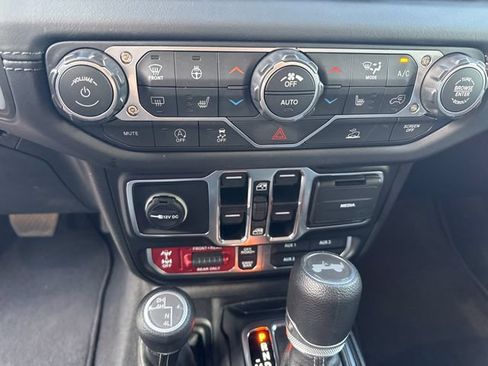 Used 2025 Jeep Wrangler Unlimited Rubicon w/ Convenience Group AWD/4WD image 18