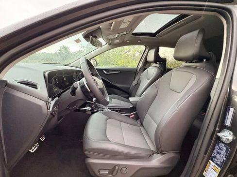 Certified 2025 Kia Niro EX Touring FWD image 9