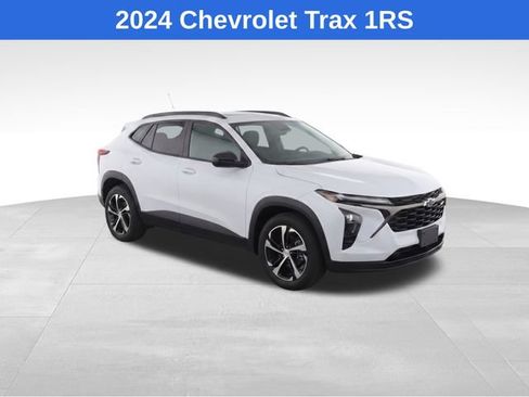 Used 2024 Chevrolet Trax RS w/ Sunroof Package FWD image 2