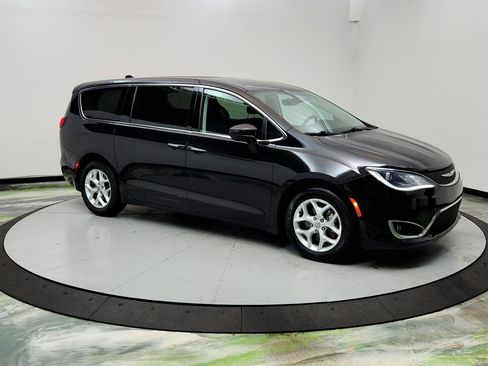 Used 2017 Chrysler Pacifica Touring Plus w/ Tire & Wheel Group FWD image 3