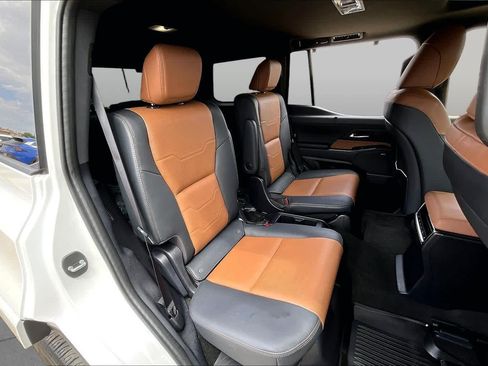 Used 2024 Lexus GX 550 w/ Accessory Package (2T) AWD/4WD image 20