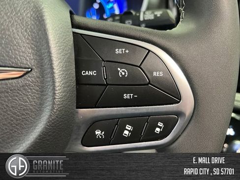 Used 2024 Chrysler Pacifica Limited FWD image 33