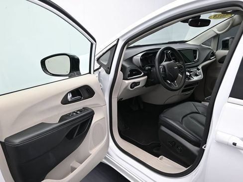 Used 2024 Chrysler Pacifica Touring-L FWD image 12