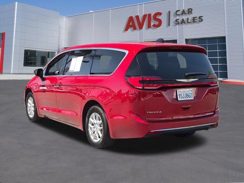 Used 2025 Chrysler Pacifica Select FWD image 9
