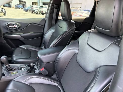 Used 2019 Jeep Cherokee Latitude Plus FWD image 19