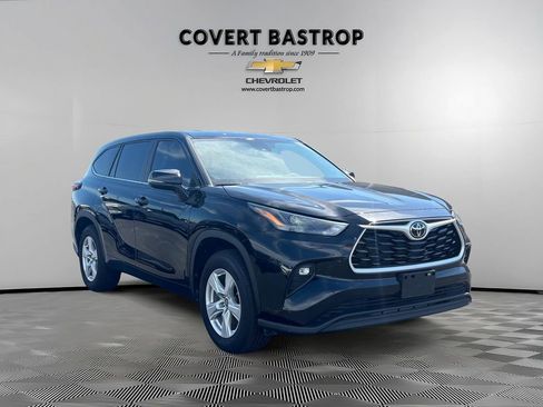 Used 2025 Toyota Highlander LE FWD image 6