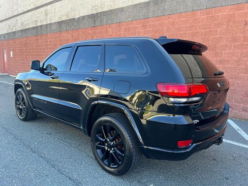 Used 2017 Jeep Grand Cherokee Altitude image 5