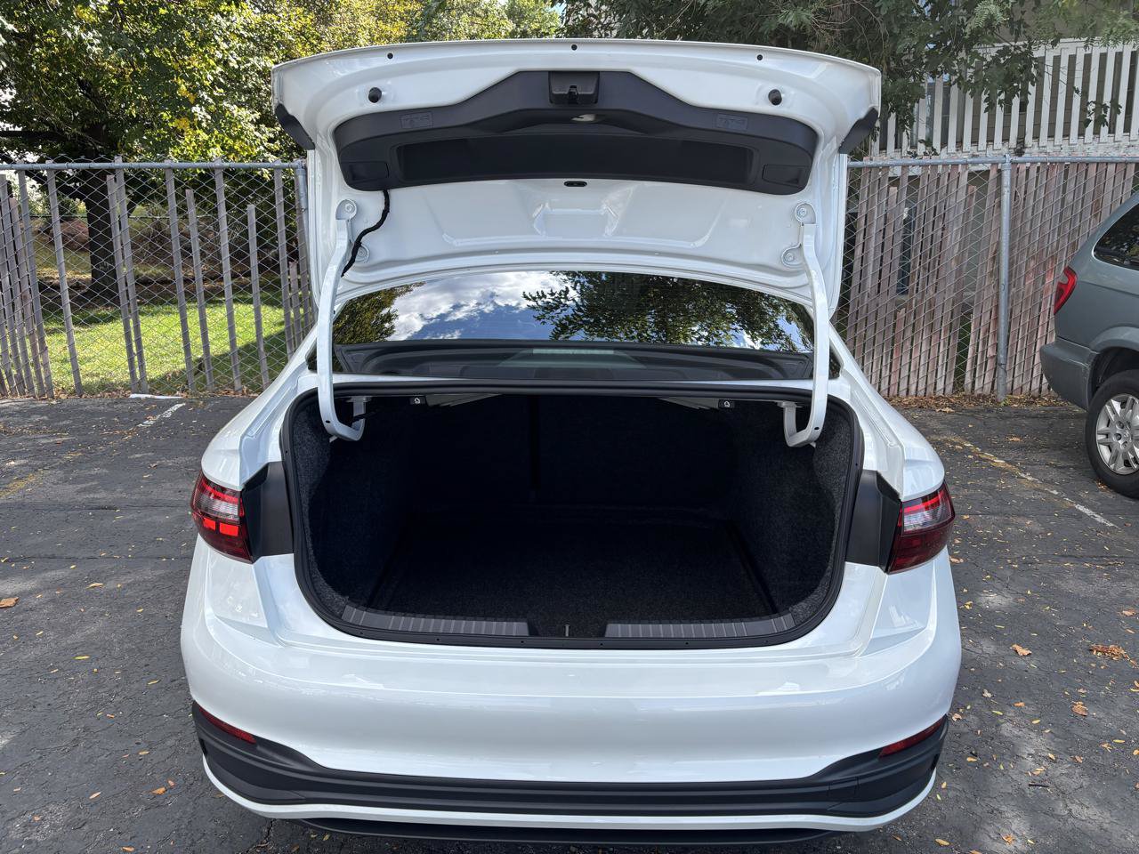 Used 2024 Volkswagen Jetta SE w/ Panoramic Sunroof Package FWD image 21