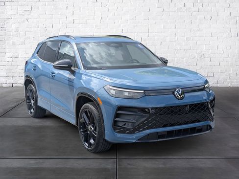 Certified 2025 Volkswagen Tiguan SE R-Line AWD/4WD image 2