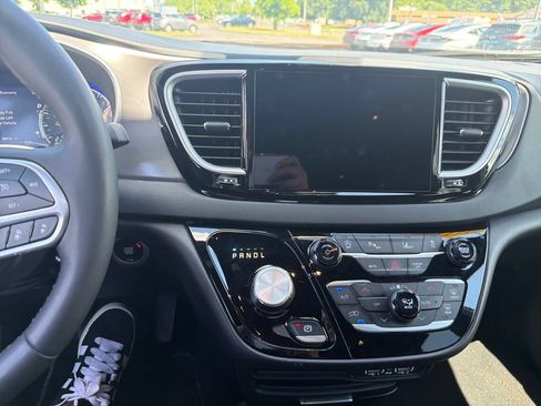 Used 2025 Chrysler Pacifica Select FWD image 17