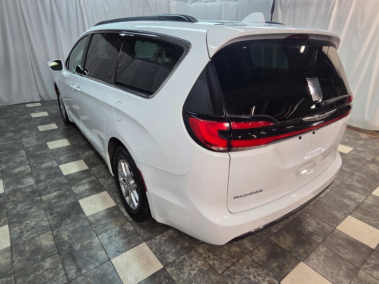 Used 2022 Chrysler Pacifica Touring-L FWD image 6