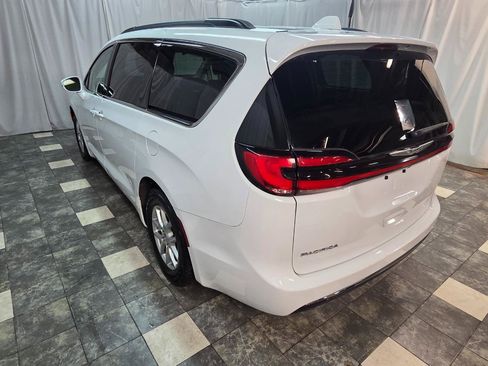Used 2022 Chrysler Pacifica Touring-L FWD image 6