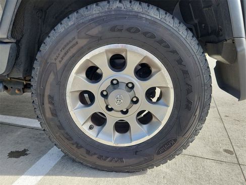 Used 2012 Toyota FJ Cruiser 4WD image 26