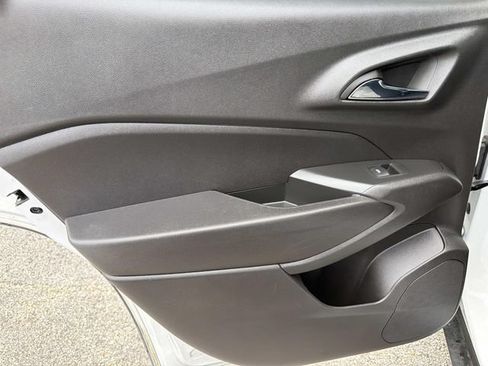 Used 2025 Chevrolet Trax LS FWD image 18