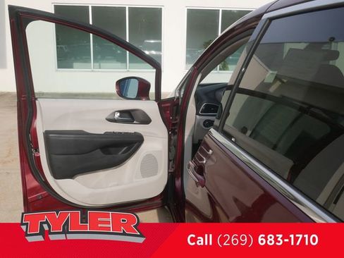 Used 2020 Chrysler Pacifica Touring w/ Cold Weather Group FWD image 19
