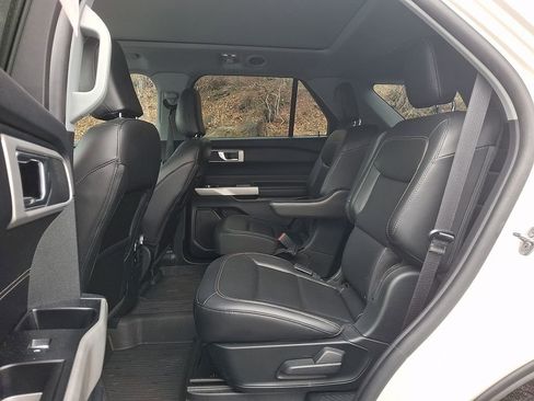 Used 2022 Ford Explorer XLT w/ Equipment Group 202A AWD/4WD image 10