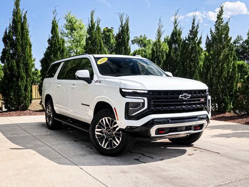 Used 2026 Chevrolet Suburban Z71 w/ Comfort Package image 2