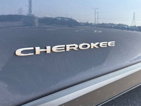 Used 2019 Jeep Cherokee Limited AWD/4WD image 18