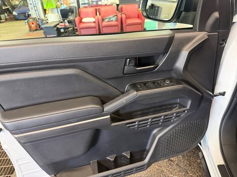 Used 2025 Toyota Tacoma SR5 AWD/4WD image 36