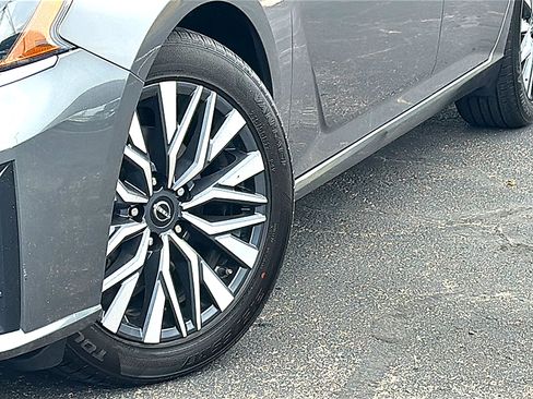 Used 2025 Nissan Altima 2.5 SV FWD image 3