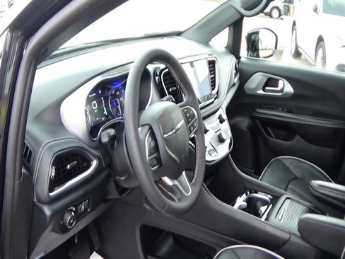 Used 2026 Chrysler Pacifica Limited FWD image 18