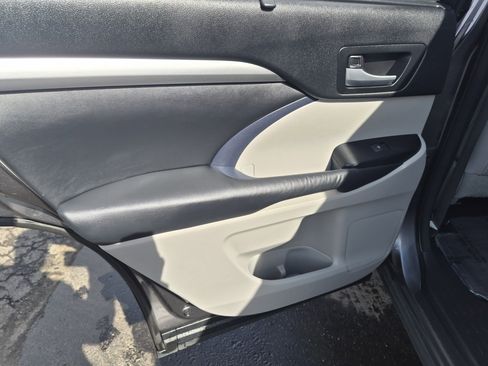 Used 2014 Toyota Highlander XLE image 10