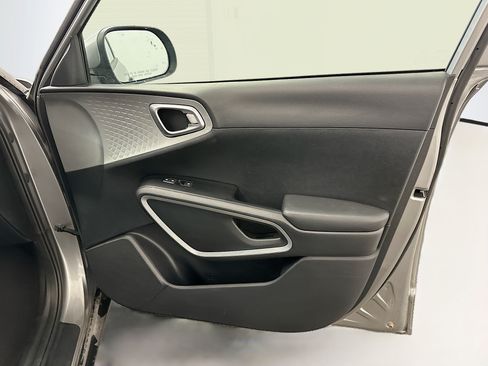 Used 2025 Kia Soul LX w/ LX Technology Package FWD image 32
