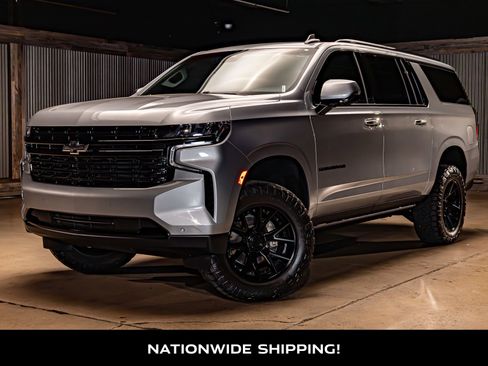 Used 2024 Chevrolet Suburban RST w/ Luxury Package AWD/4WD image 4