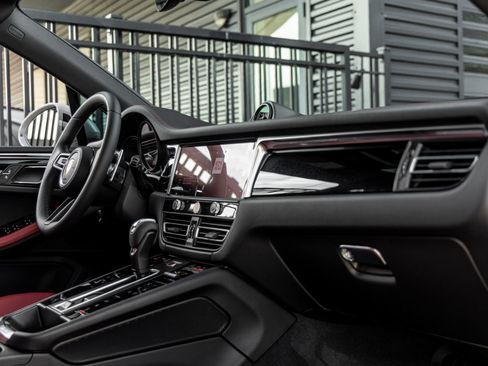 Certified 2025 Porsche Macan AWD/4WD image 41