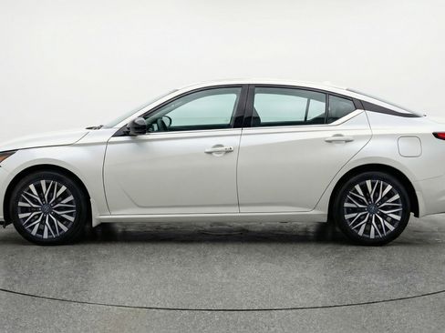 Used 2025 Nissan Altima 2.5 SV FWD image 5