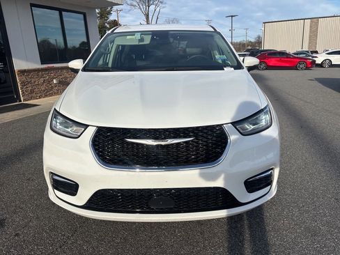 Used 2023 Chrysler Pacifica Touring-L image 9