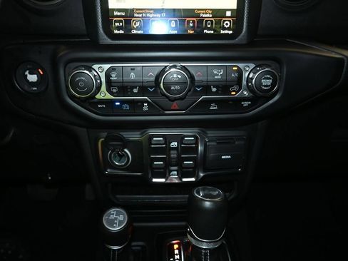 Used 2023 Jeep Wrangler Unlimited Sahara w/ Cold Weather Group AWD/4WD image 18