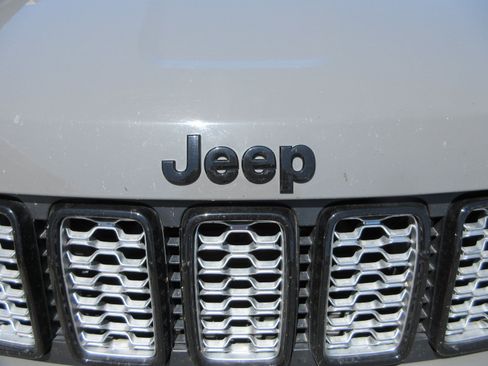 Used 2021 Jeep Grand Cherokee Laredo X AWD/4WD image 14