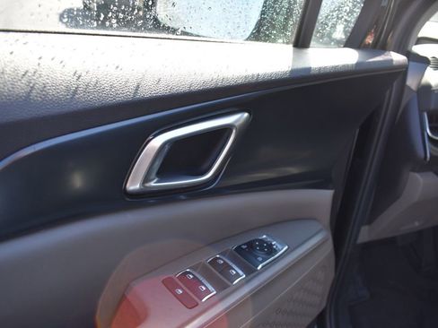 Used 2025 Kia Carnival FWD image 14