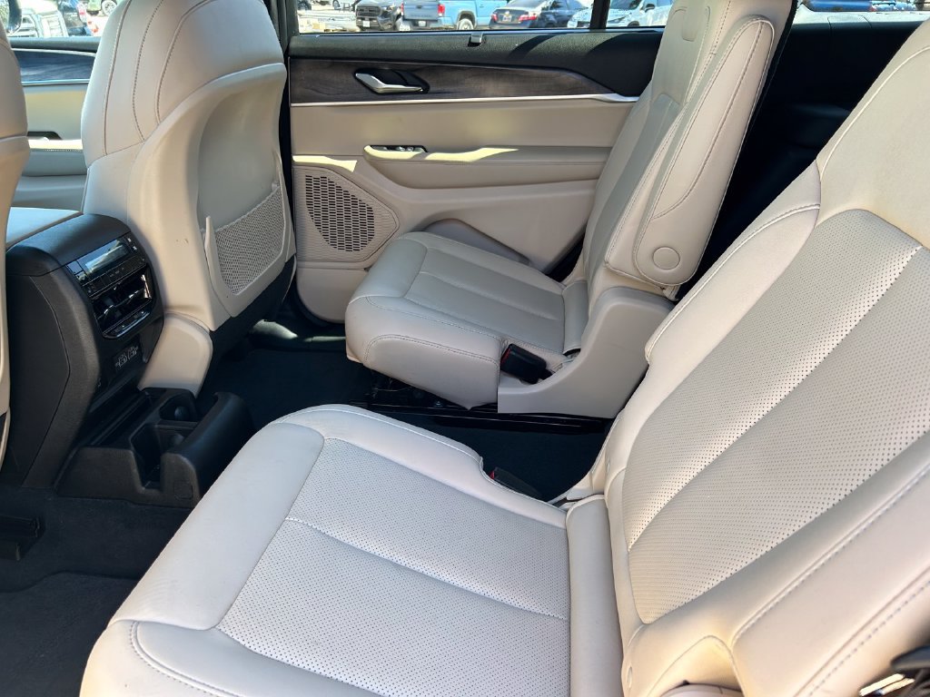 Used 2023 Jeep Grand Cherokee L Limited w/ Luxury Tech Group II AWD/4WD image 18