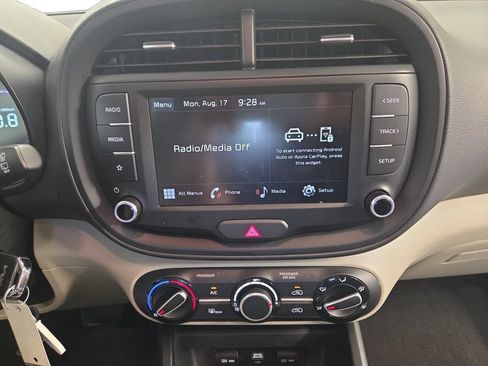 Used 2025 Kia Soul LX w/ LX Technology Package FWD image 13