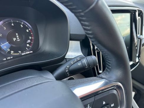 Used 2019 Volvo XC40 T4 Momentum image 25