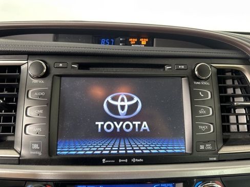 Used 2017 Toyota Highlander Limited image 18