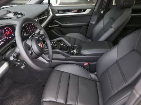 New 2025 Porsche Cayenne Coupe image 16