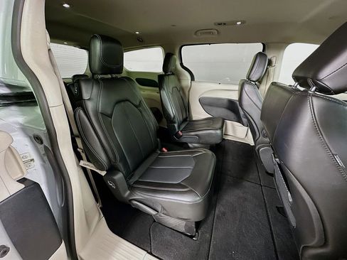 Certified 2024 Chrysler Pacifica Touring-L image 38