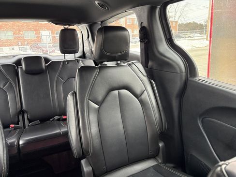 Used 2025 Chrysler Pacifica Select image 35