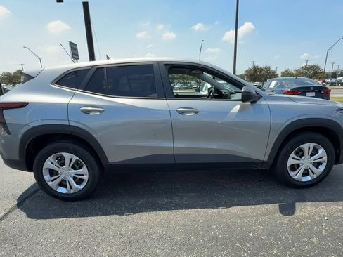 Used 2024 Chevrolet Trax LS w/ Driver Confidence Package FWD image 9