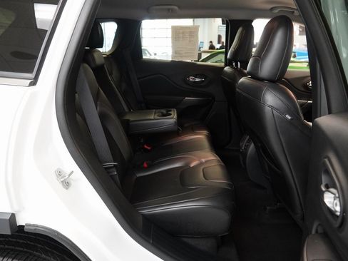 Used 2020 Jeep Cherokee Latitude Plus image 23