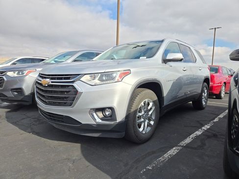 Used 2021 Chevrolet Traverse LT image 2