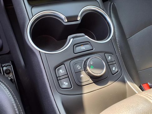 Used 2023 GMC Terrain SLT w/ Tech Package image 9