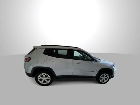 Used 2024 Jeep Compass Latitude AWD/4WD image 9