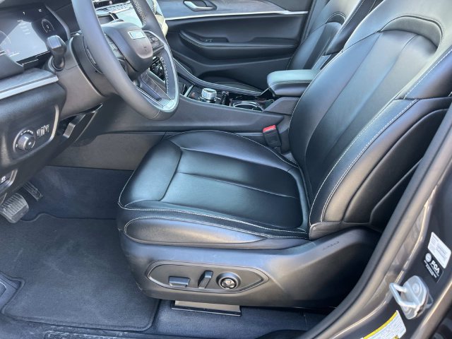 Used 2023 Jeep Grand Cherokee Limited RWD image 27
