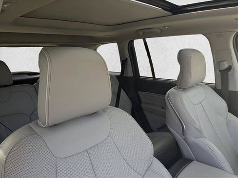 Certified 2022 Jeep Grand Cherokee Overland w/ Luxury Tech Group IV RWD image 19