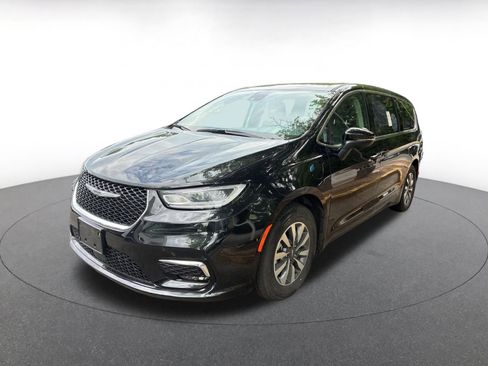Used 2023 Chrysler Pacifica Touring-L FWD image 5