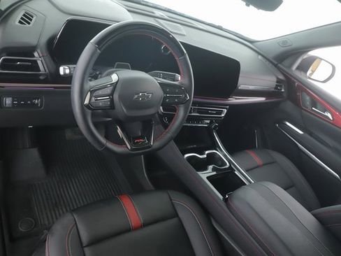 Used 2025 Chevrolet Traverse RS image 17